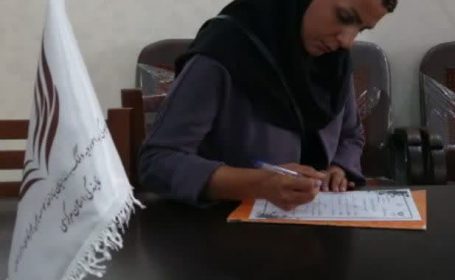 کمک بانوی خیر اراکی جهت آزادی یکی از محکومین  خانم در بند نسوان