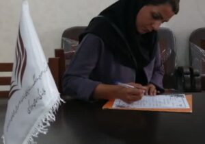 کمک بانوی خیر اراکی جهت آزادی یکی از محکومین  خانم در بند نسوان