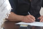 دستهای سخاوتمند بازاری اراکی منجر به آزادی سه محکوم مالی شد یکی از بازاریان دستبهخیر استان مرکزی